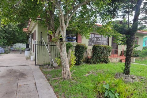 House in North Miami, Florida 5 bedrooms, 168.71 sq.m. № 2012764 - photo 2