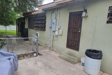 House in North Miami, Florida 5 bedrooms, 168.71 sq.m. № 2012764 - photo 3