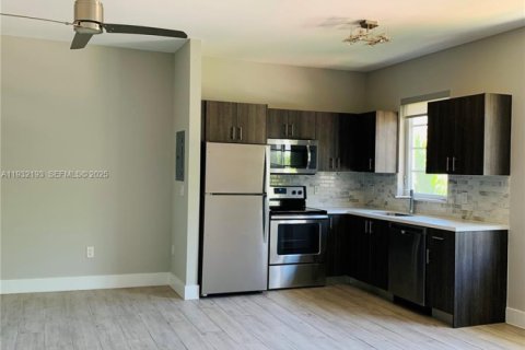 Снять в аренду квартиру в Майами-Бич, Флорида 37.16м2, № 1990791 - фото 2