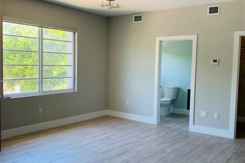 Снять в аренду квартиру в Майами-Бич, Флорида 37.16м2, № 1990791 - фото 5