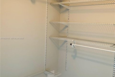 Снять в аренду квартиру в Майами-Бич, Флорида 37.16м2, № 1990791 - фото 8