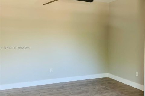 Снять в аренду квартиру в Майами-Бич, Флорида 37.16м2, № 1990791 - фото 3