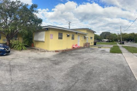 Commercial property in North Miami, Florida № 2080620