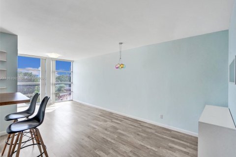 Copropriété à louer à Hallandale Beach, Floride: 2 chambres, 102.19 m2 № 2154615 - photo 9