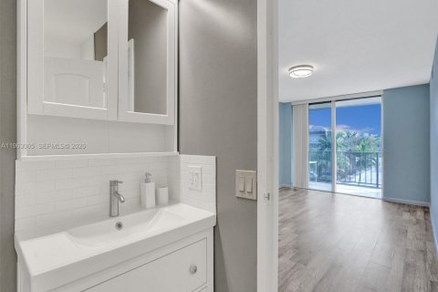 Copropriété à louer à Hallandale Beach, Floride: 2 chambres, 102.19 m2 № 2154615 - photo 19