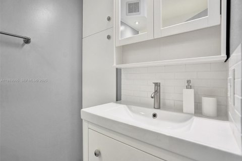 Copropriété à louer à Hallandale Beach, Floride: 2 chambres, 102.19 m2 № 2154615 - photo 18