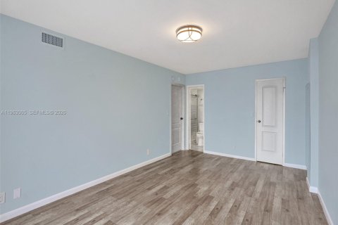 Copropriété à louer à Hallandale Beach, Floride: 2 chambres, 102.19 m2 № 2154615 - photo 14