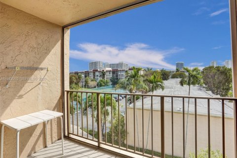 Copropriété à louer à Hallandale Beach, Floride: 2 chambres, 102.19 m2 № 2154615 - photo 16
