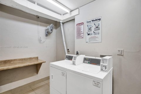 Copropriété à louer à Hallandale Beach, Floride: 2 chambres, 102.19 m2 № 2154615 - photo 21
