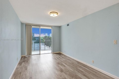 Copropriété à louer à Hallandale Beach, Floride: 2 chambres, 102.19 m2 № 2154615 - photo 24