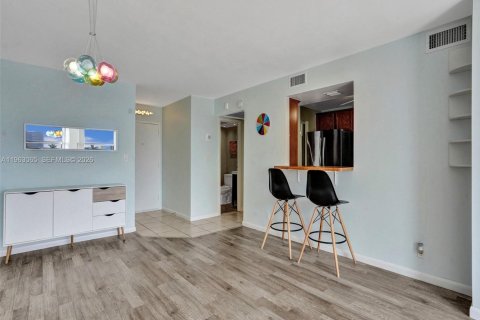 Copropriété à louer à Hallandale Beach, Floride: 2 chambres, 102.19 m2 № 2154615 - photo 3