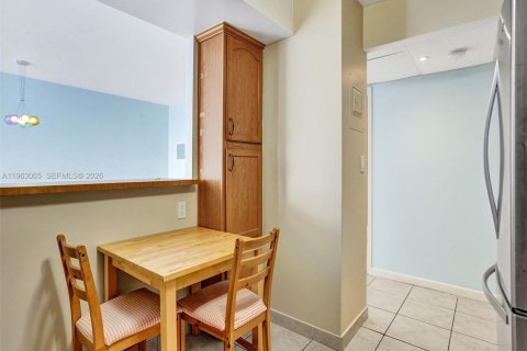 Copropriété à louer à Hallandale Beach, Floride: 2 chambres, 102.19 m2 № 2154615 - photo 10