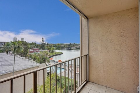 Copropriété à louer à Hallandale Beach, Floride: 2 chambres, 102.19 m2 № 2154615 - photo 15