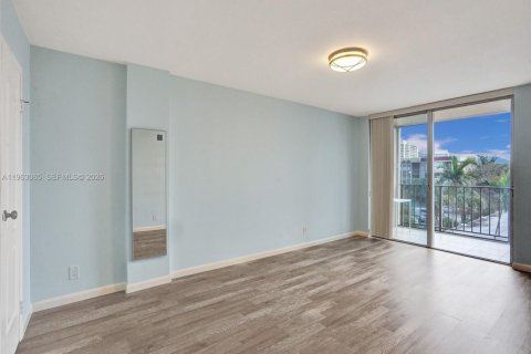 Copropriété à louer à Hallandale Beach, Floride: 2 chambres, 102.19 m2 № 2154615 - photo 7