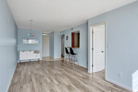 Copropriété à louer à Hallandale Beach, Floride: 2 chambres, 102.19 m2 № 2154615 - photo 8