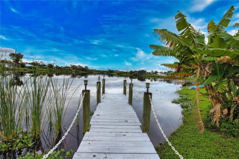 House in Port Charlotte, Florida 3 bedrooms, 187.76 sq.m. № 2424081 - photo 7
