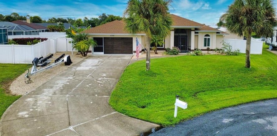 House in Port Charlotte, Florida 3 bedrooms, 187.76 sq.m. № 2424081