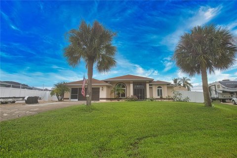 House in Port Charlotte, Florida 3 bedrooms, 187.76 sq.m. № 2424081 - photo 4