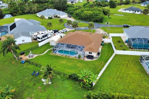 House in Port Charlotte, Florida 3 bedrooms, 187.76 sq.m. № 2424081 - photo 6