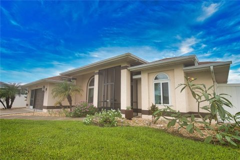 House in Port Charlotte, Florida 3 bedrooms, 187.76 sq.m. № 2424081 - photo 8