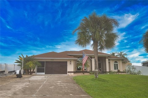 House in Port Charlotte, Florida 3 bedrooms, 187.76 sq.m. № 2424081 - photo 2