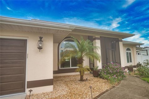 House in Port Charlotte, Florida 3 bedrooms, 187.76 sq.m. № 2424081 - photo 9