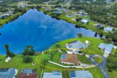 House in Port Charlotte, Florida 3 bedrooms, 187.76 sq.m. № 2424081 - photo 5