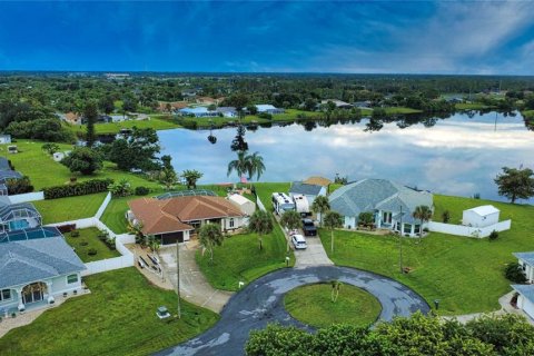 House in Port Charlotte, Florida 3 bedrooms, 187.76 sq.m. № 2424081 - photo 3