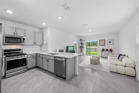 House in Zephyrhills, Florida 3 bedrooms, 147.16 sq.m. № 2286931 - photo 4