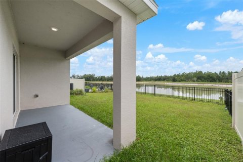 House in Zephyrhills, Florida 3 bedrooms, 147.16 sq.m. № 2286931 - photo 2