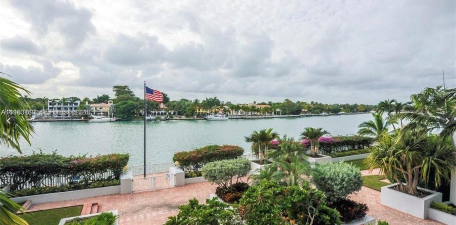 Condo in Miami Beach, Florida, 2 bedrooms  № 2023231