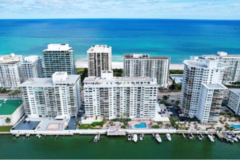 Condo in Miami Beach, Florida, 2 bedrooms  № 2023231 - photo 11