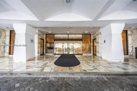 Condo in Miami Beach, Florida, 2 bedrooms  № 2023231 - photo 19