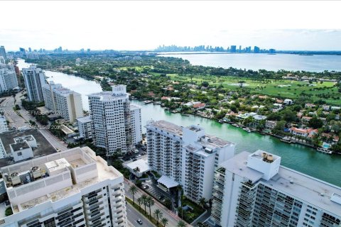 Condo in Miami Beach, Florida, 2 bedrooms  № 2023231 - photo 14