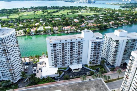 Condo in Miami Beach, Florida, 2 bedrooms  № 2023231 - photo 15