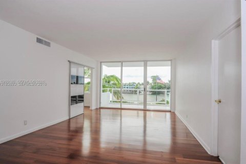Condo in Miami Beach, Florida, 2 bedrooms  № 2023231 - photo 2
