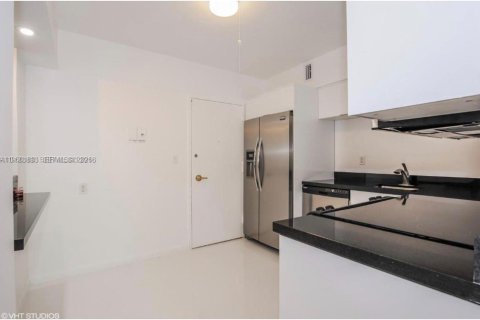 Condo in Miami Beach, Florida, 2 bedrooms  № 2023231 - photo 6