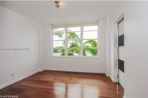 Condo in Miami Beach, Florida, 2 bedrooms  № 2023231 - photo 9