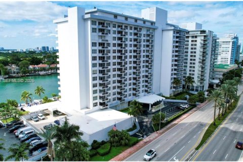 Condo in Miami Beach, Florida, 2 bedrooms  № 2023231 - photo 16