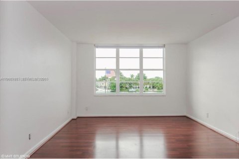 Condo in Miami Beach, Florida, 2 bedrooms  № 2023231 - photo 7