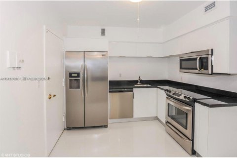 Condo in Miami Beach, Florida, 2 bedrooms  № 2023231 - photo 5