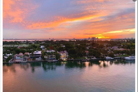 Condo in Miami Beach, Florida, 2 bedrooms  № 2023231 - photo 17