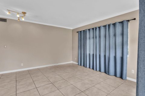 Condo in Pompano Beach, Florida, 1 bedroom № 2402488 - photo 5