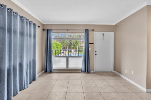 Condo in Pompano Beach, Florida, 1 bedroom № 2402488 - photo 9