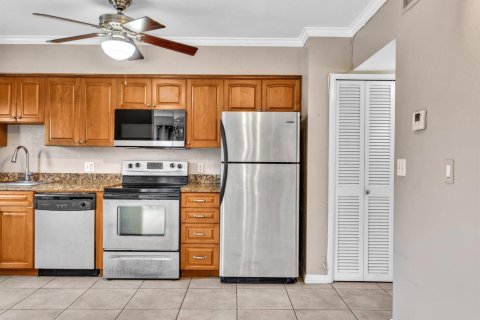 Condo in Pompano Beach, Florida, 1 bedroom № 2402488 - photo 11