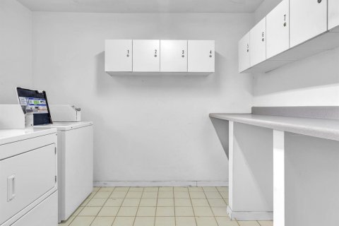 Condo in Pompano Beach, Florida, 1 bedroom № 2402488 - photo 25