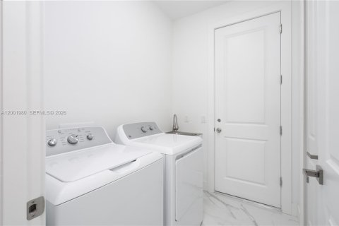 Villa ou maison à vendre à Lehigh Acres, Floride: 4 chambres, 186.73 m2 № 2066338 - photo 15