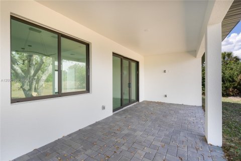 Villa ou maison à vendre à Lehigh Acres, Floride: 4 chambres, 186.73 m2 № 2066338 - photo 26