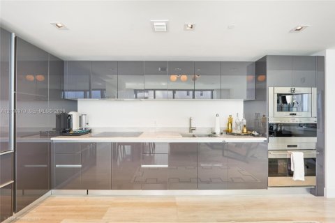 Condo in Miami, Florida, 2 bedrooms  № 2401327 - photo 11