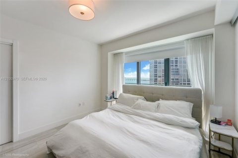Condo in Miami, Florida, 2 bedrooms  № 2401327 - photo 14